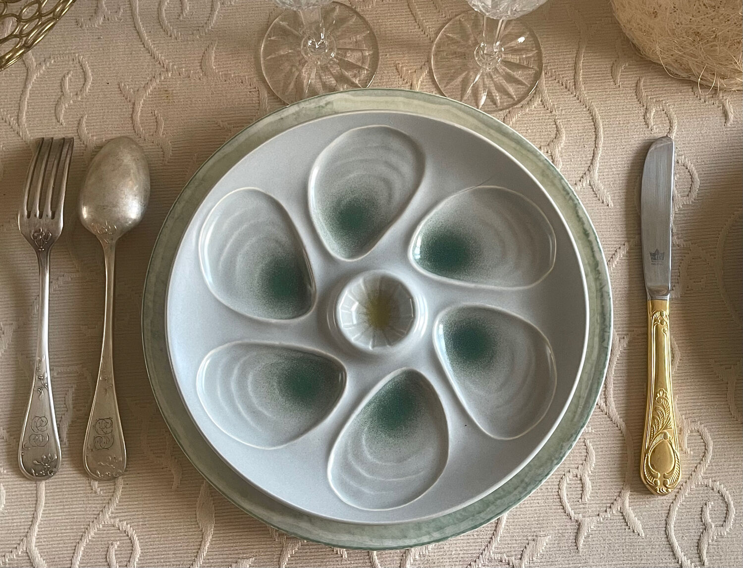 11 oyster plates 1960.