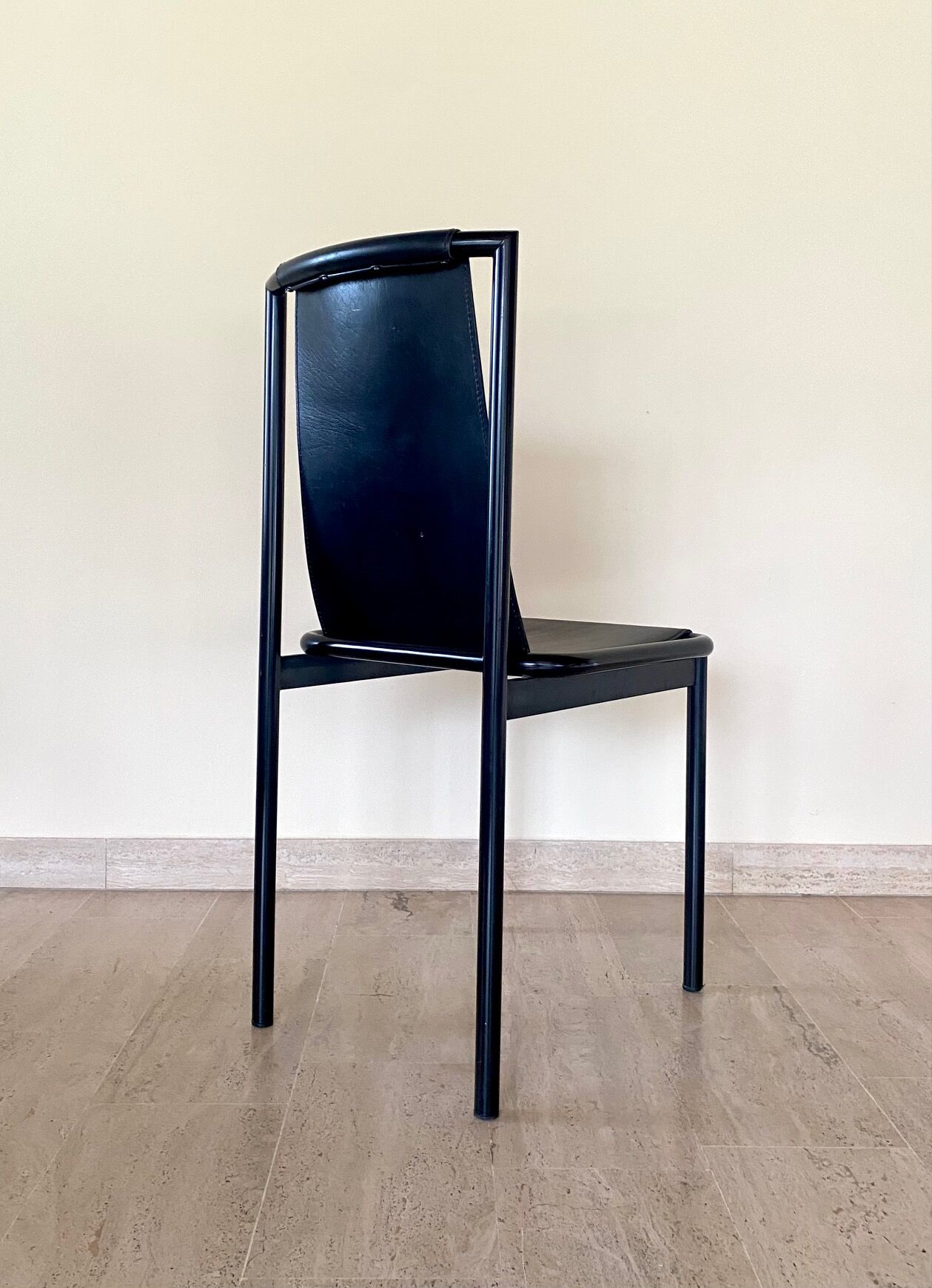 4 postmodern design chairs in black metal and leather, 1980's