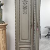 Armoire 3 portes, 3 tiroirs de style Louis XVI patiné