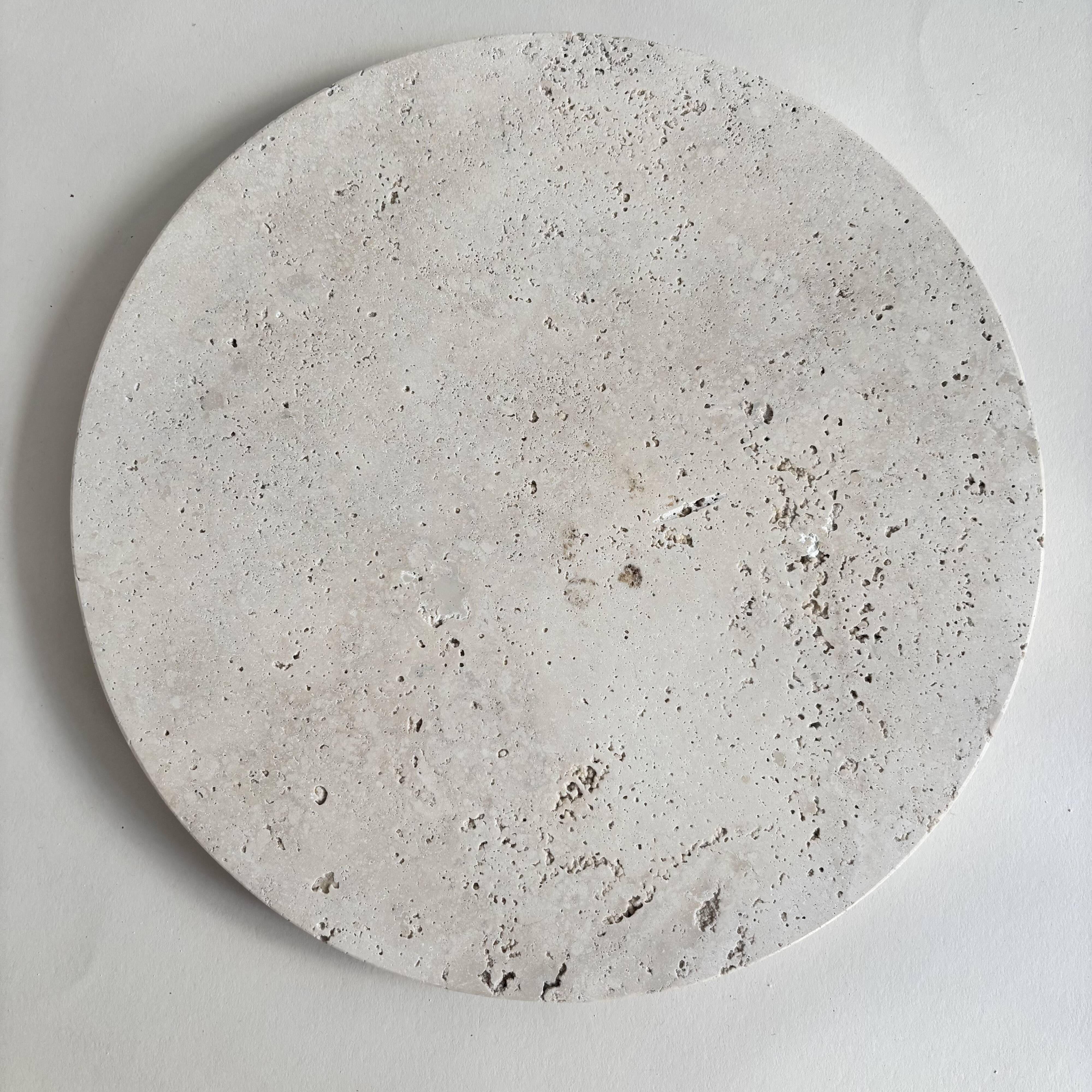 Circular flat travertine pocket emptier