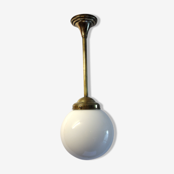 Suspension industrielle globe opaline années 30