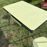Table et chaises en Formica jaune