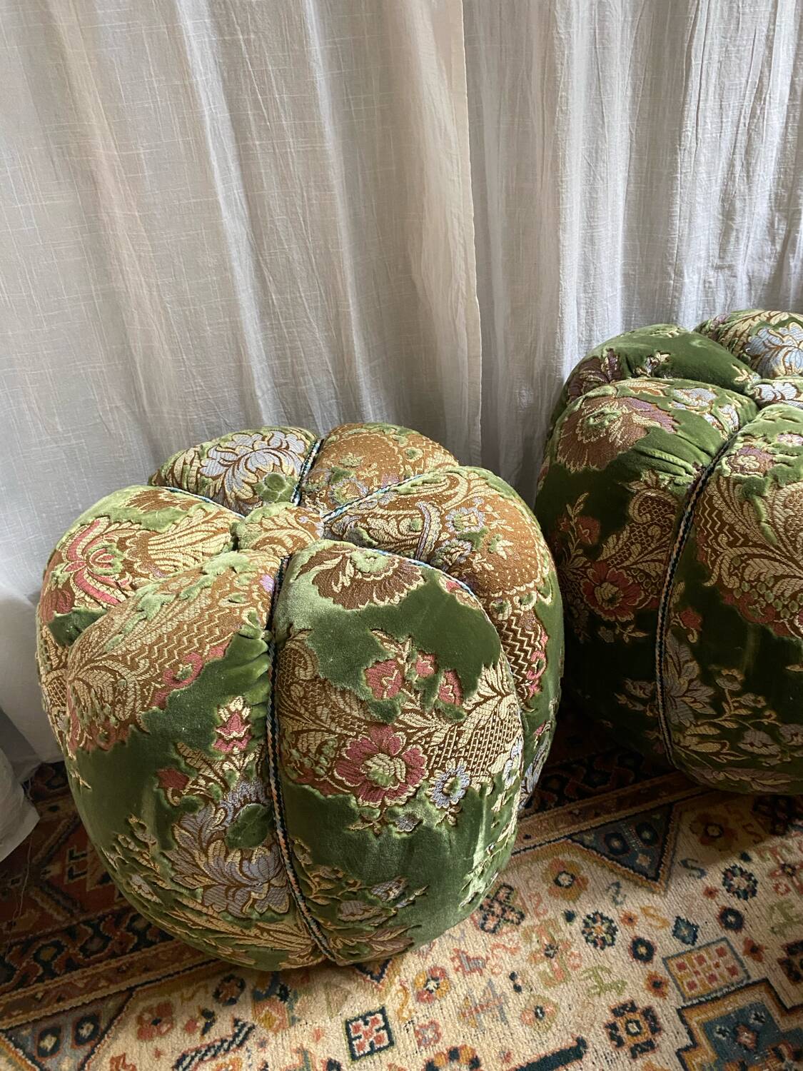 Duo de poufs en velours fleuri