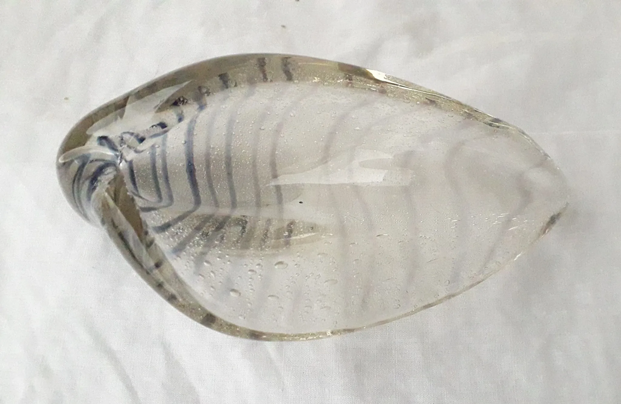 Shell-shaped glass catchall