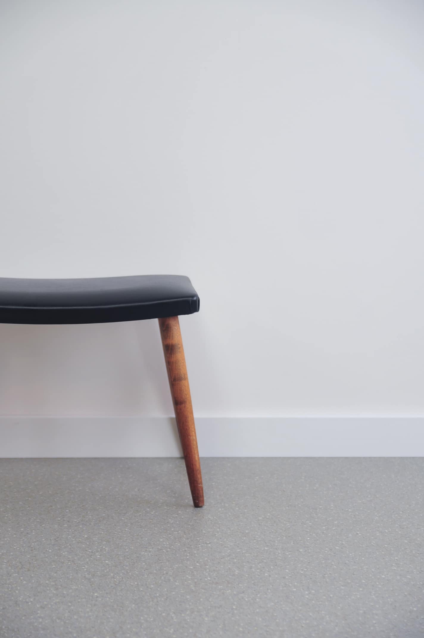 Tabouret en teck et cuir
