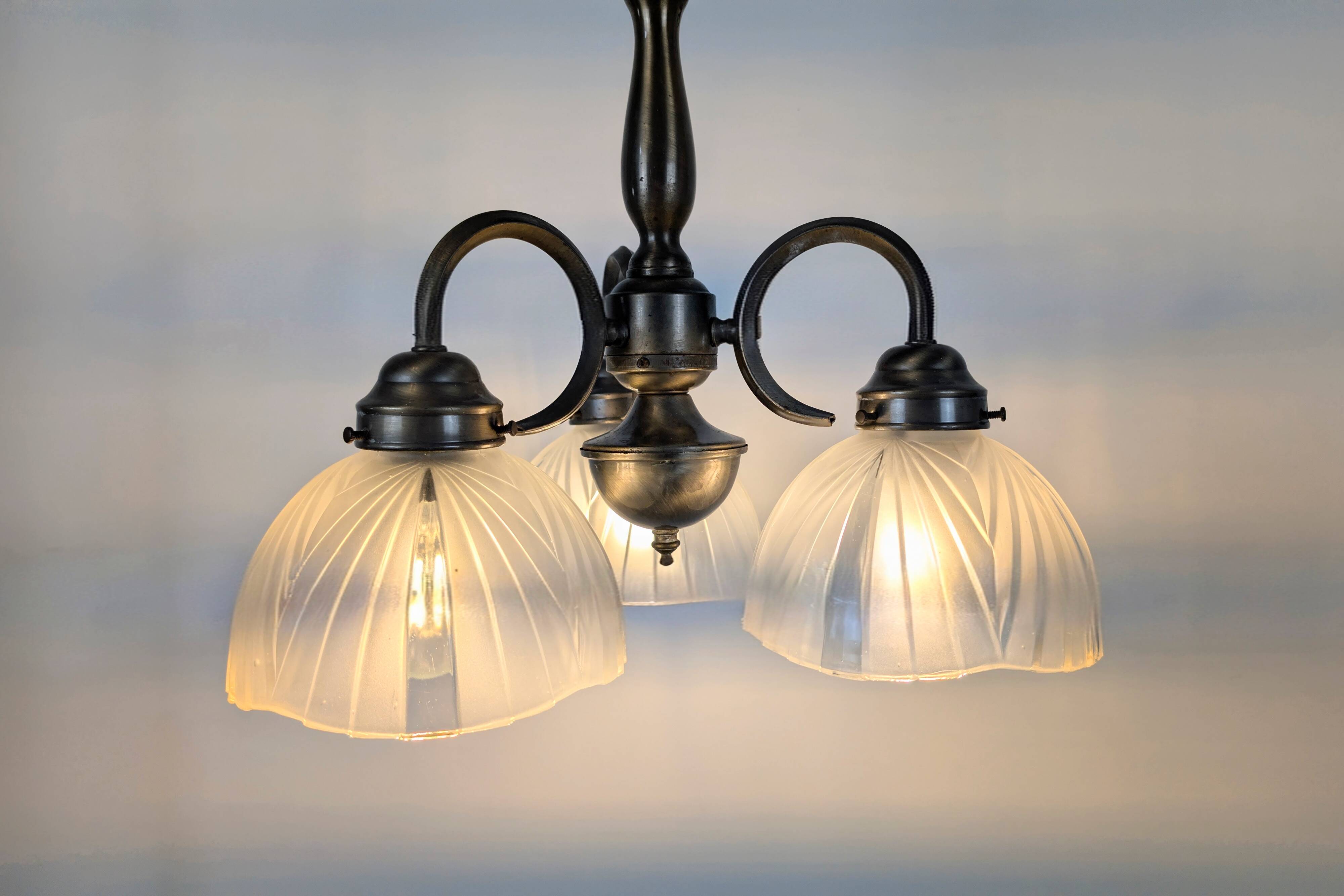 Antique Art Deco chandelier with 3 arms in patinated metal and ribbed glass.