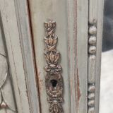 Armoire 3 portes, 3 tiroirs de style Louis XVI patiné