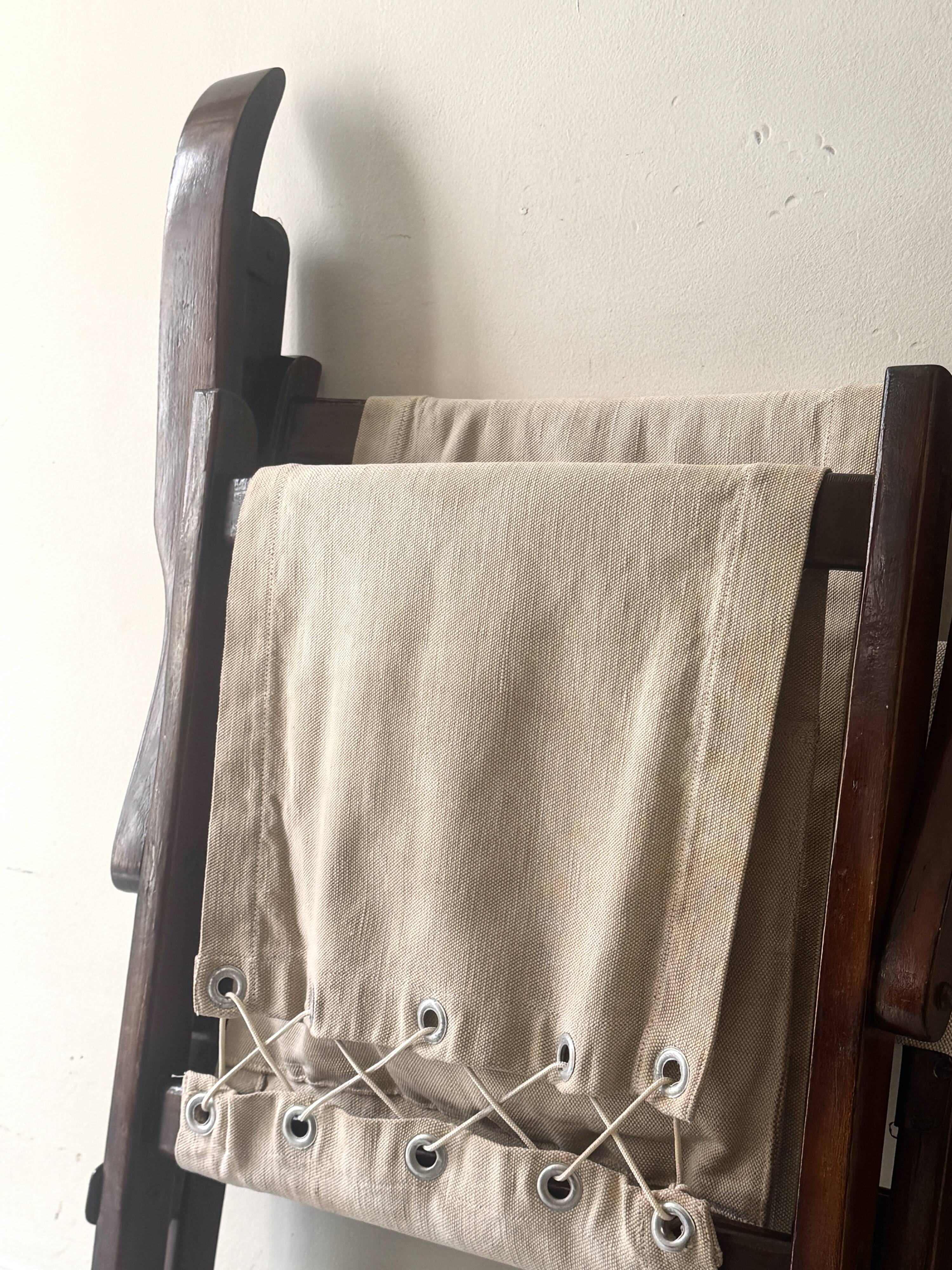 "Safari" folding chair in wood and ecru canvas, 1960s/1970s.