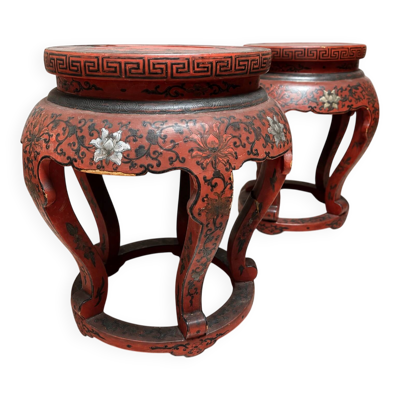 Paire de tabourets / guéridons chinois en bois laqué rouge