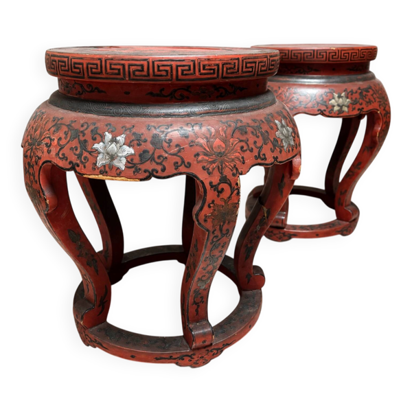 Paire de tabourets / guéridons chinois en bois laqué rouge