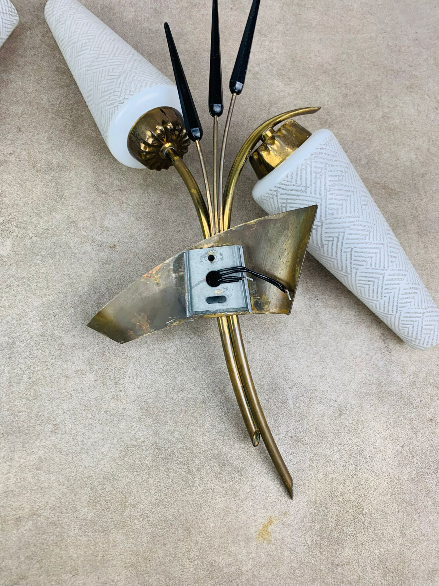 Pair of 1950s wall lights in brass and opaline tulips, Lunel/Arlus