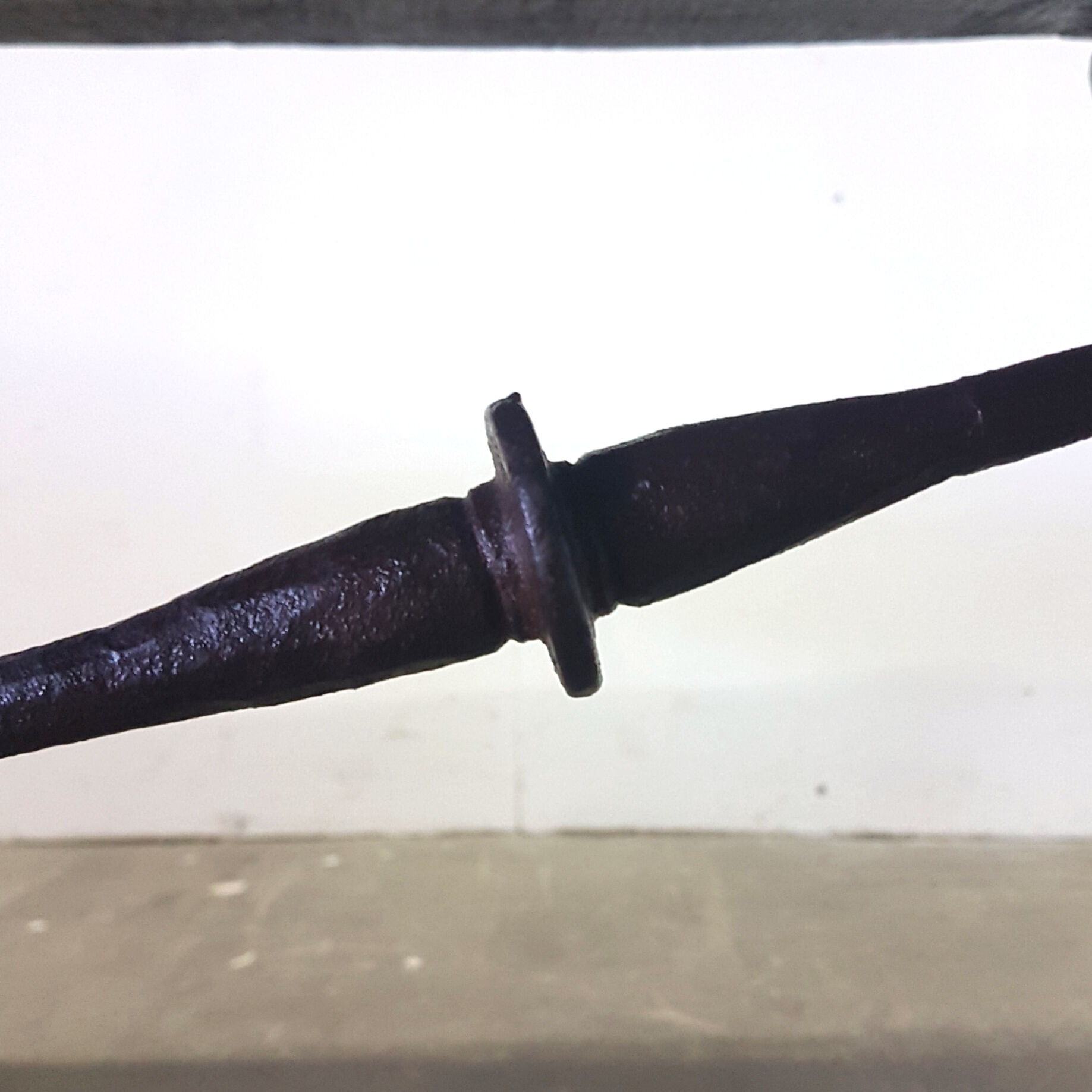 Table basse en noyer et fer forgé du XVIIIe siècle