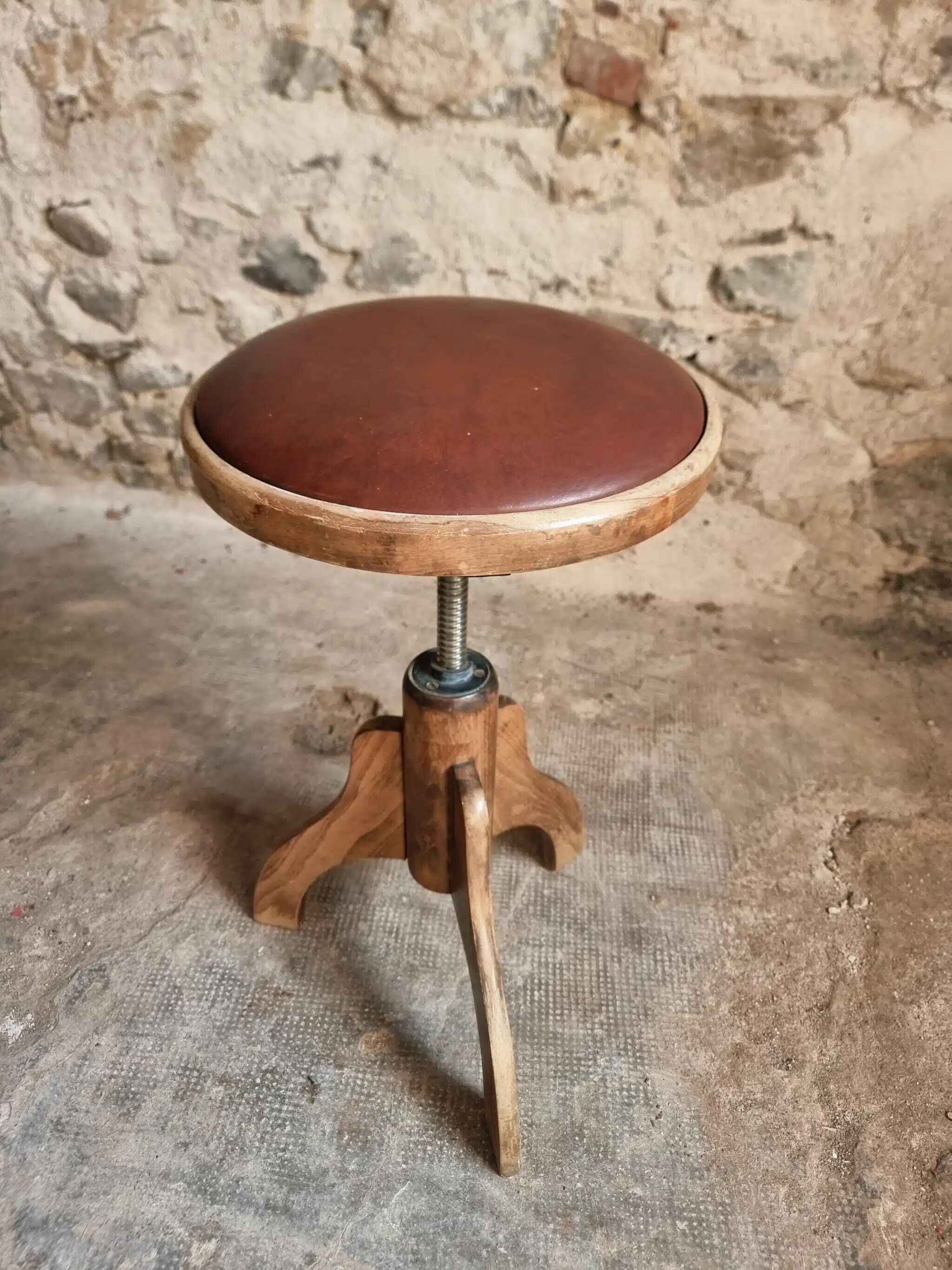 Tabouret français vintage en bois réglable, assise en skaï, années 1960