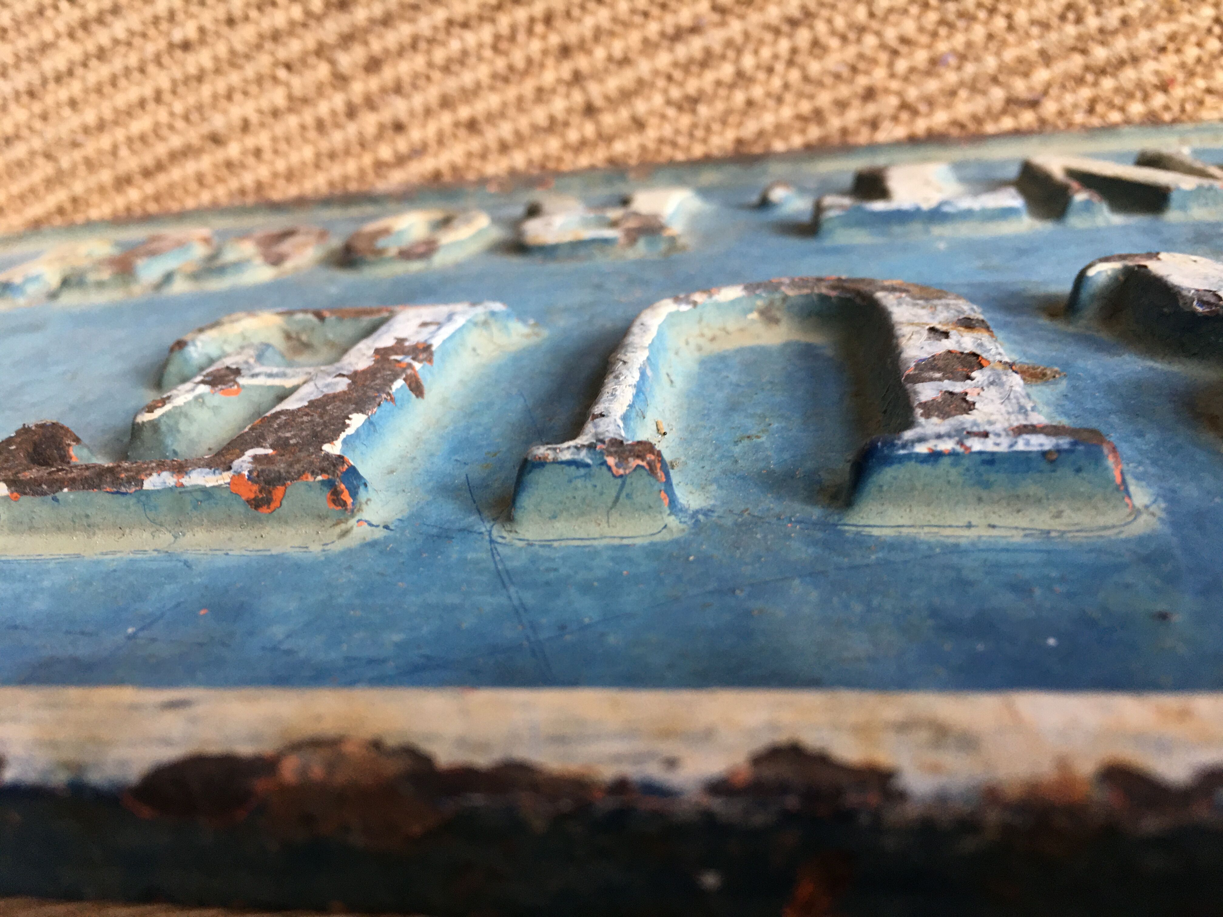 Street plate, embossed letters "rue Saint-Roch" in cast iron, 19th