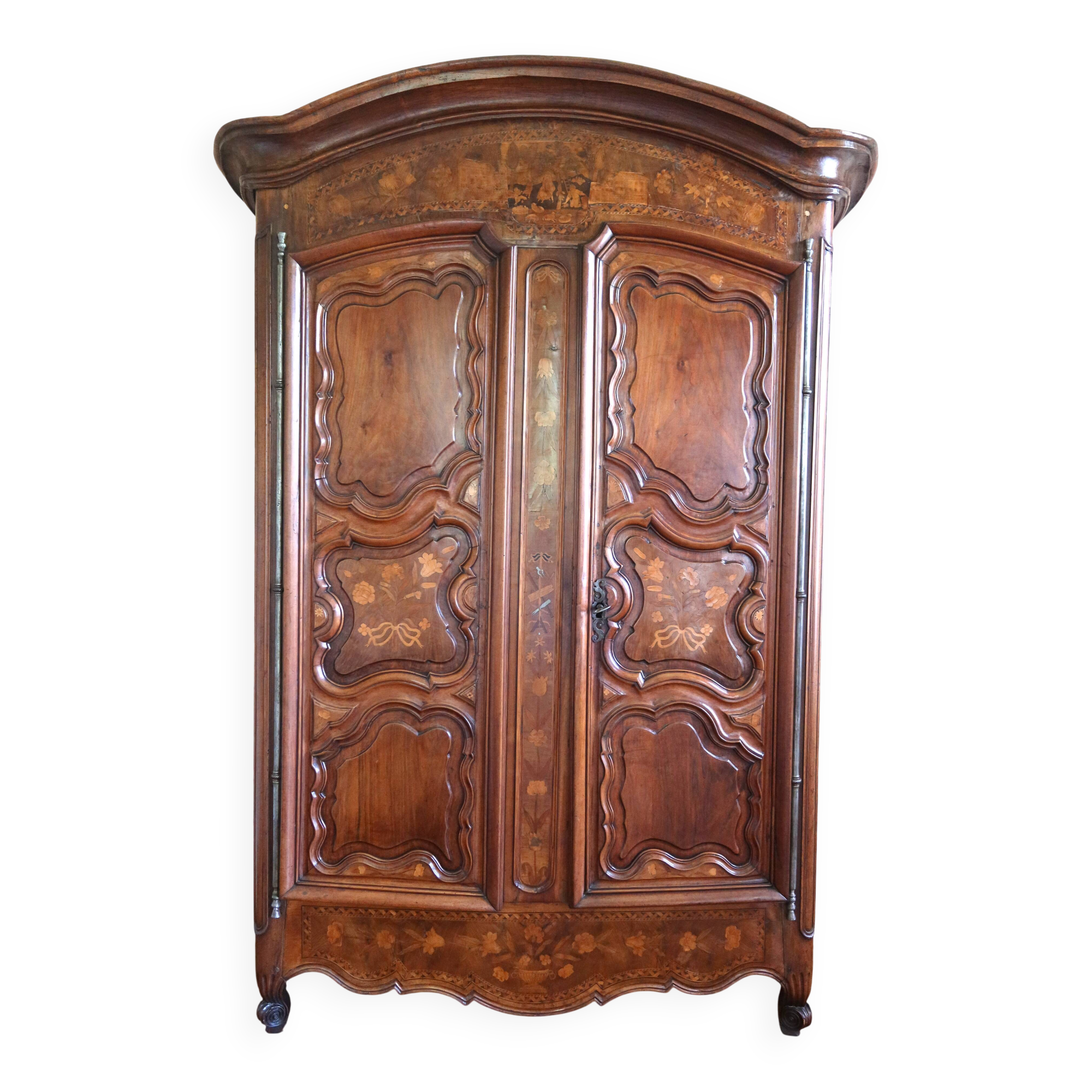 armoire Louis XV galbée du XVIII ème