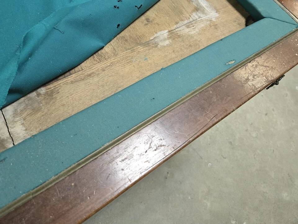 French billiards from the Empire period in mahogany, resting on four legs.