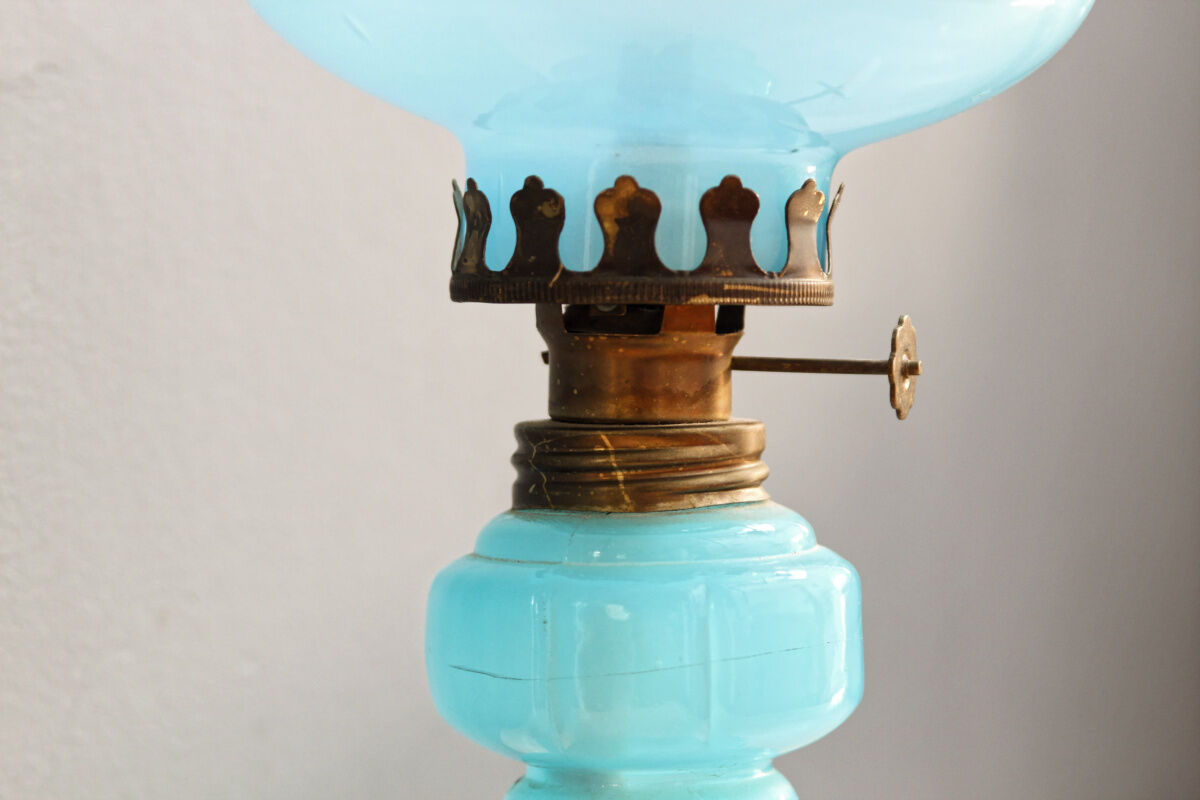 Lampe à pétrole en opaline bleue