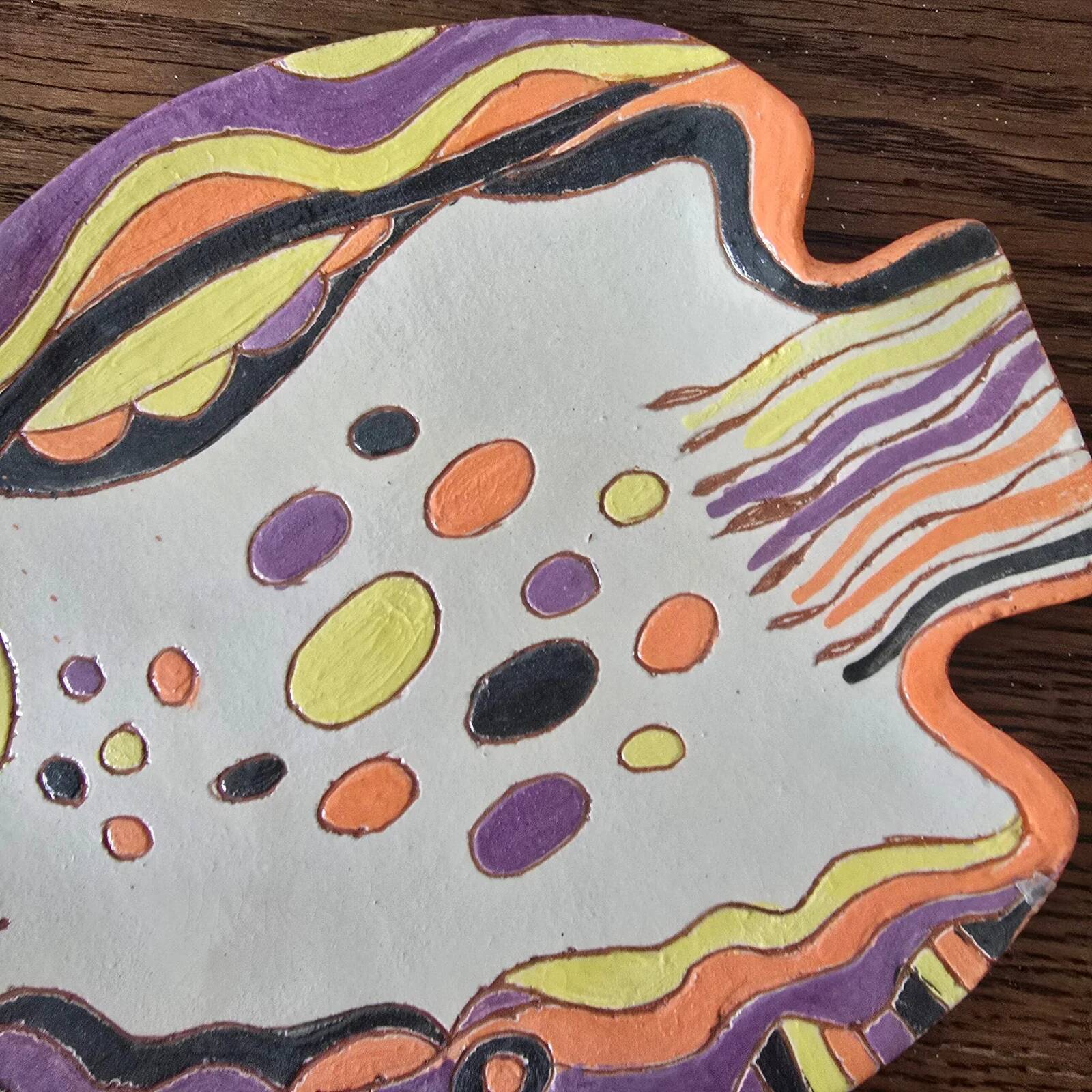 Hand-painted artisan fish plate, signed – Coloured terracotta with naive decoration