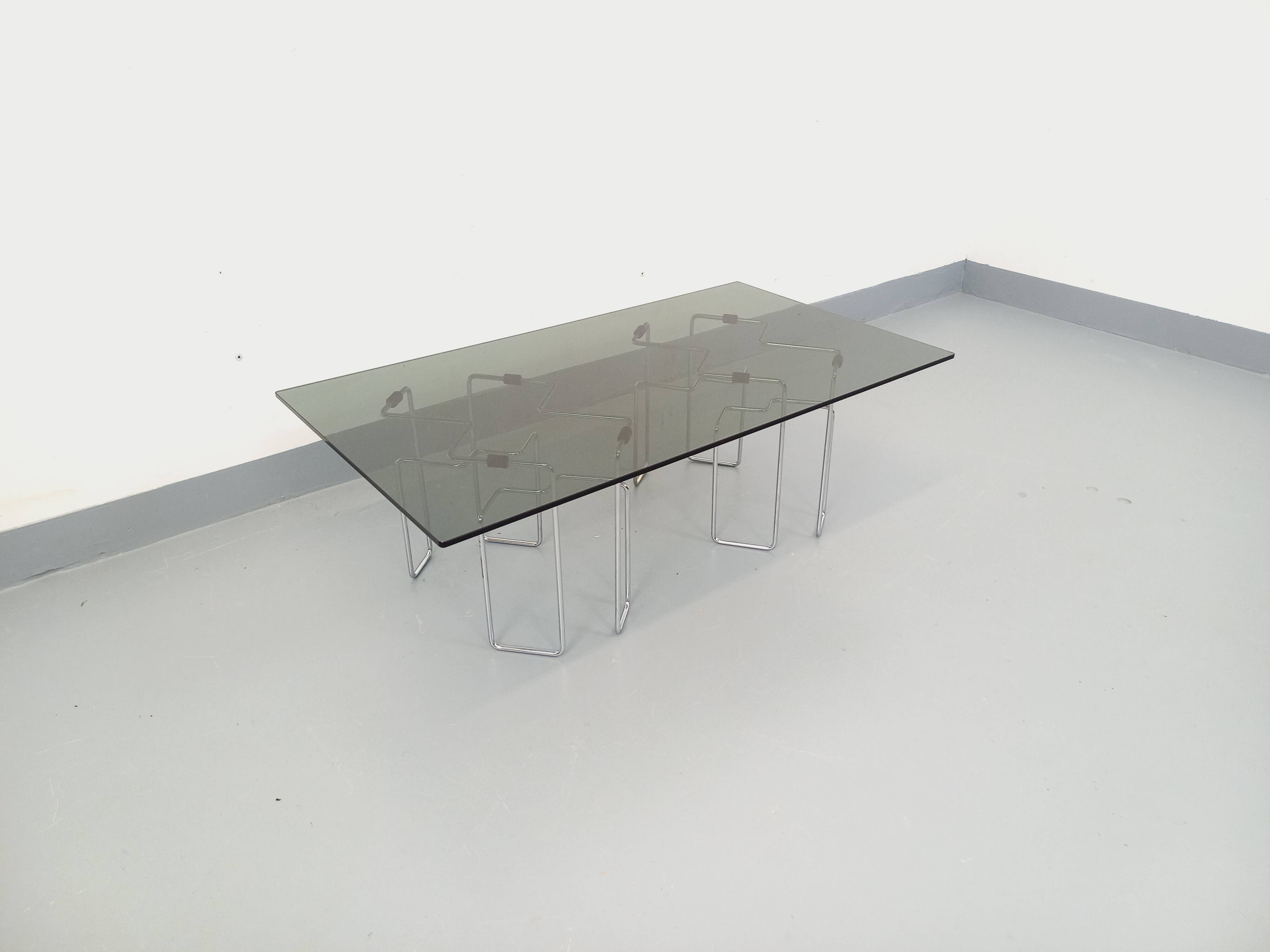 Table basse rectangulaire Space Age vintage en verre fumé et métal chromé