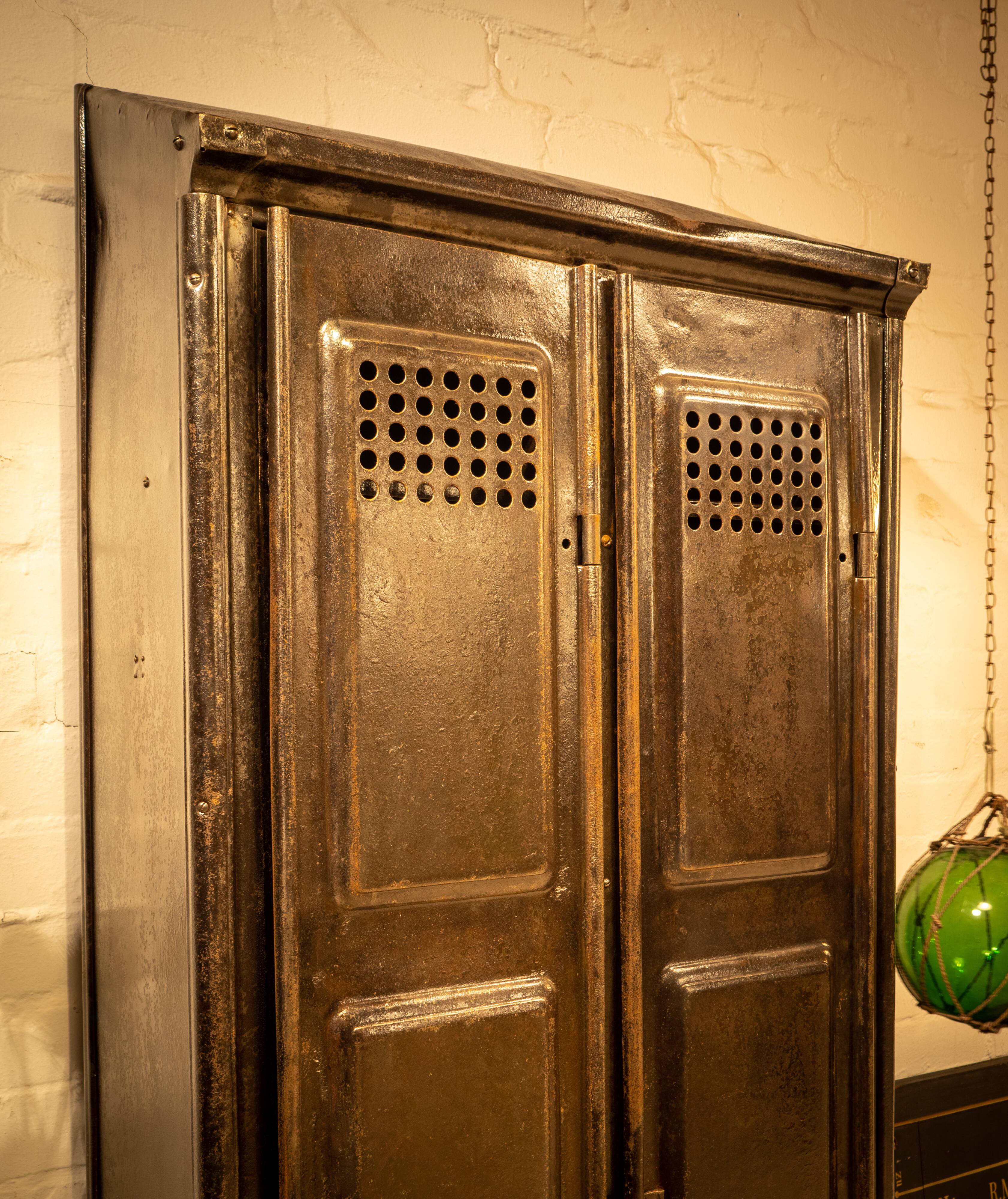 Armoire industrielle noire