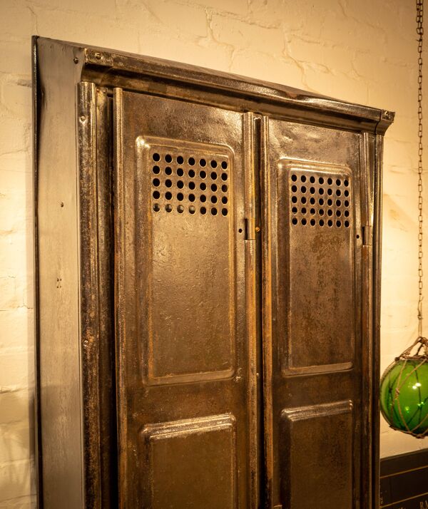 Armoire industrielle noire