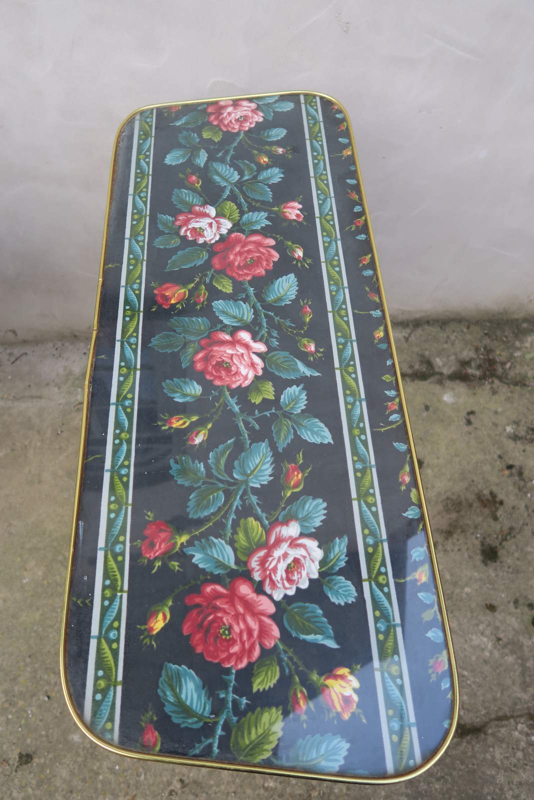 Table avec décor roses