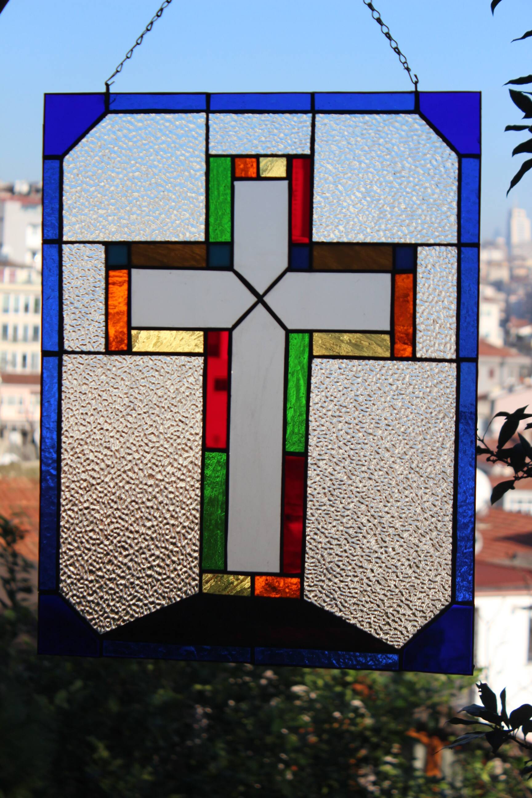 Vitrail décoratif Croix – Verre coloré fait main, 40 × 60 cm