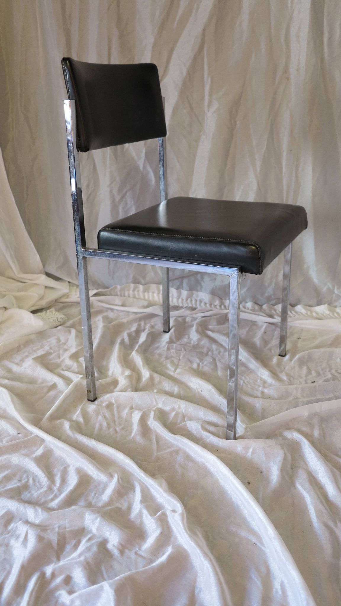 Chaise moderniste métal chromé et simili cuir noir