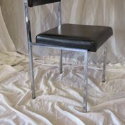 Chaise moderniste métal chromé et simili cuir noir