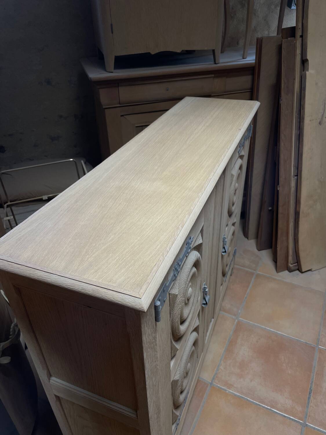 Low furniture in sanded/shot-blasted solid oak - Breton style