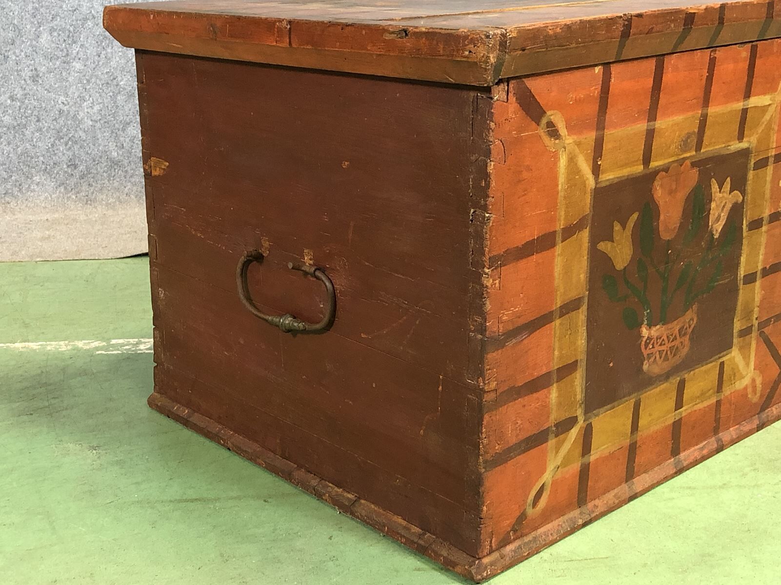 Fir chest with original painting-early twentieth