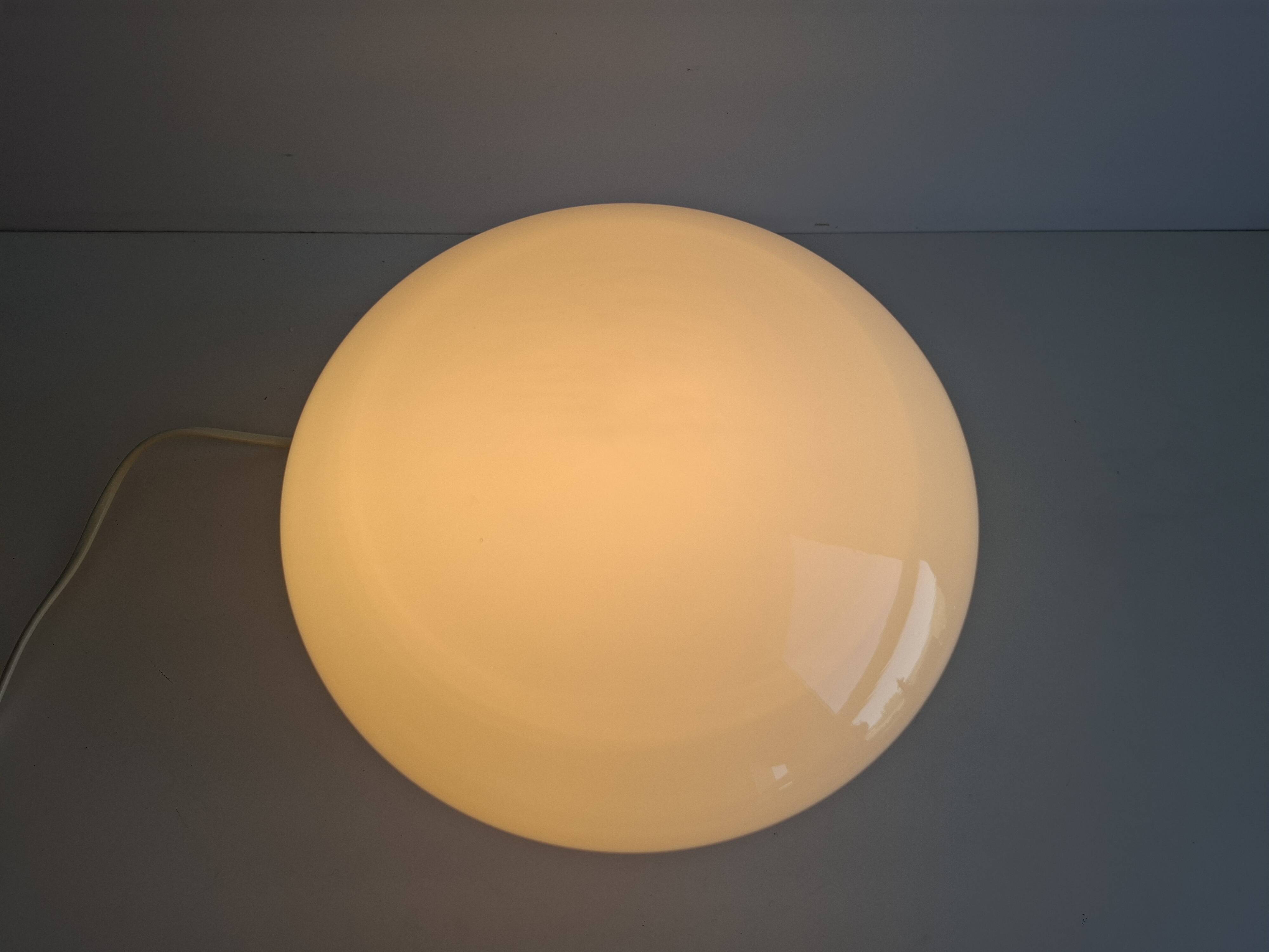 Lampe de table en verre opalin tchécoslovaque d'Ivan Jakeš des années 1970