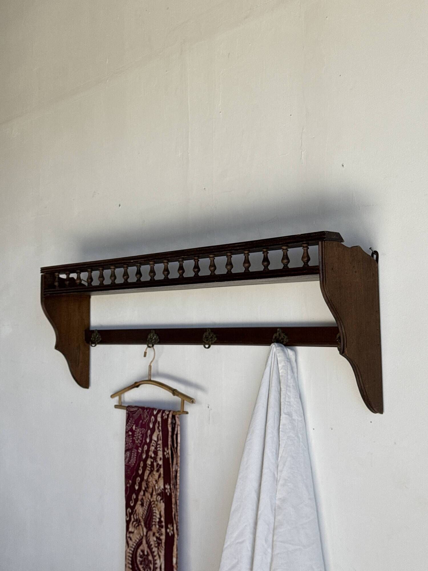 Antique wooden wall shelf with a turned gallery and 5 hooks L120 H40 D18