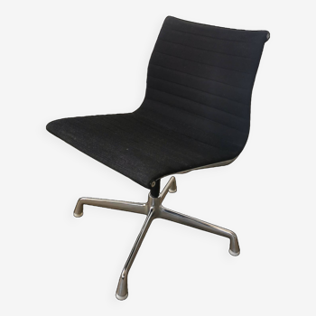 Charles & Ray Eames swivel chair for Herman Miller model Aluminum Group EA 106