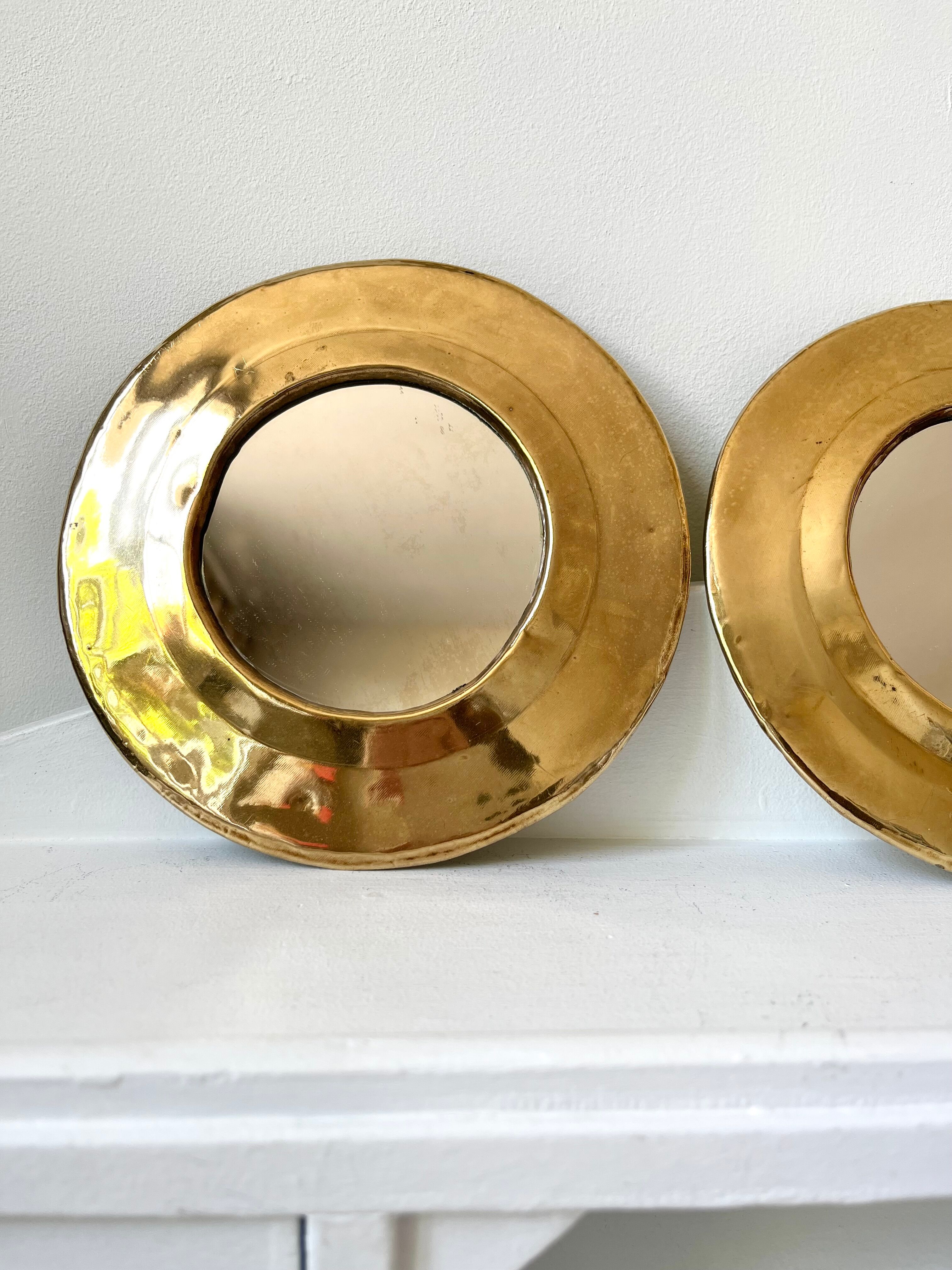 Round mirrors strapping in vintage gilded brass