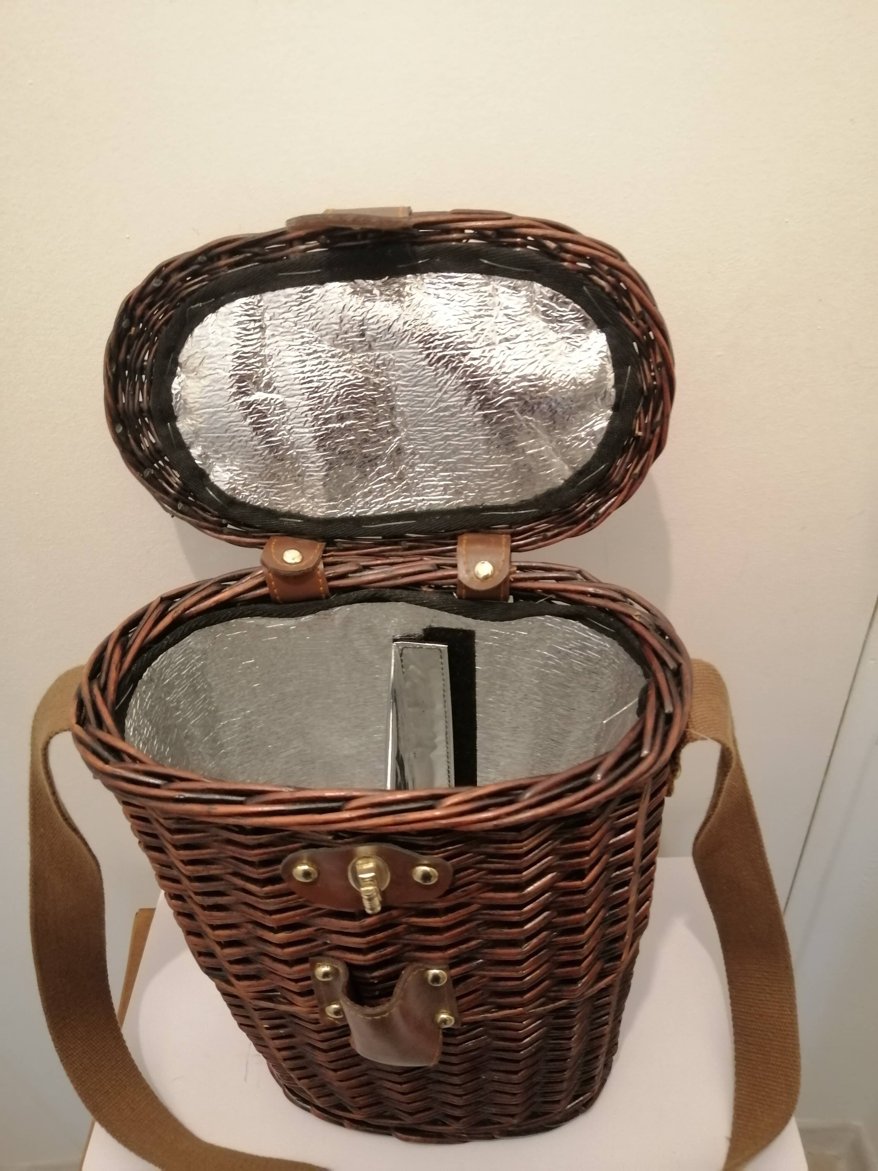 Wicker wine bottle holder basket