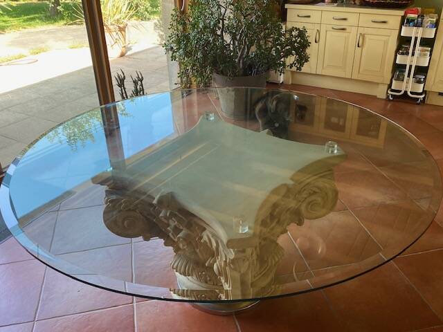 Table sur chapiteau corinthien