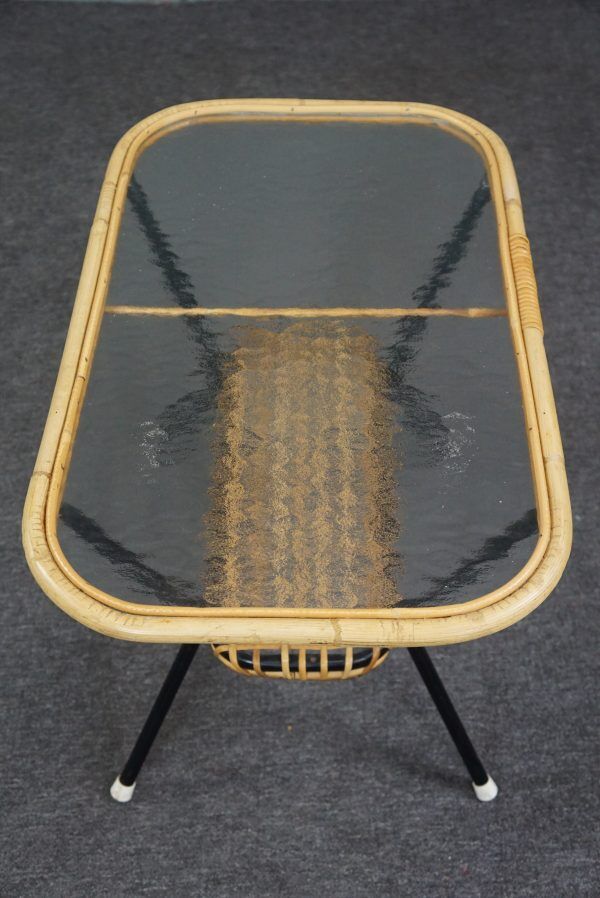 Table basse vintage en rotin Dutch Design avec plateau en verre nuage 1960