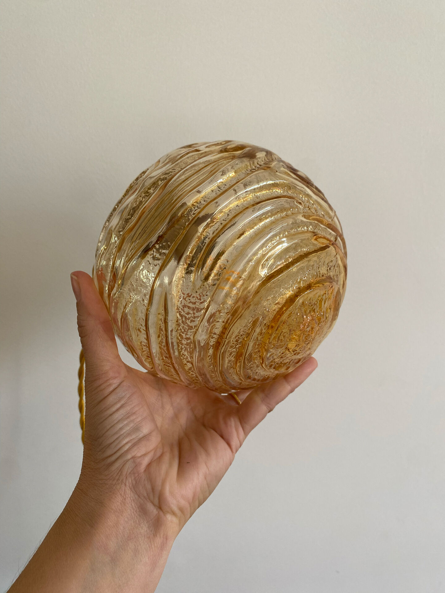 Baladeuse globe vintage en verre ambré 
