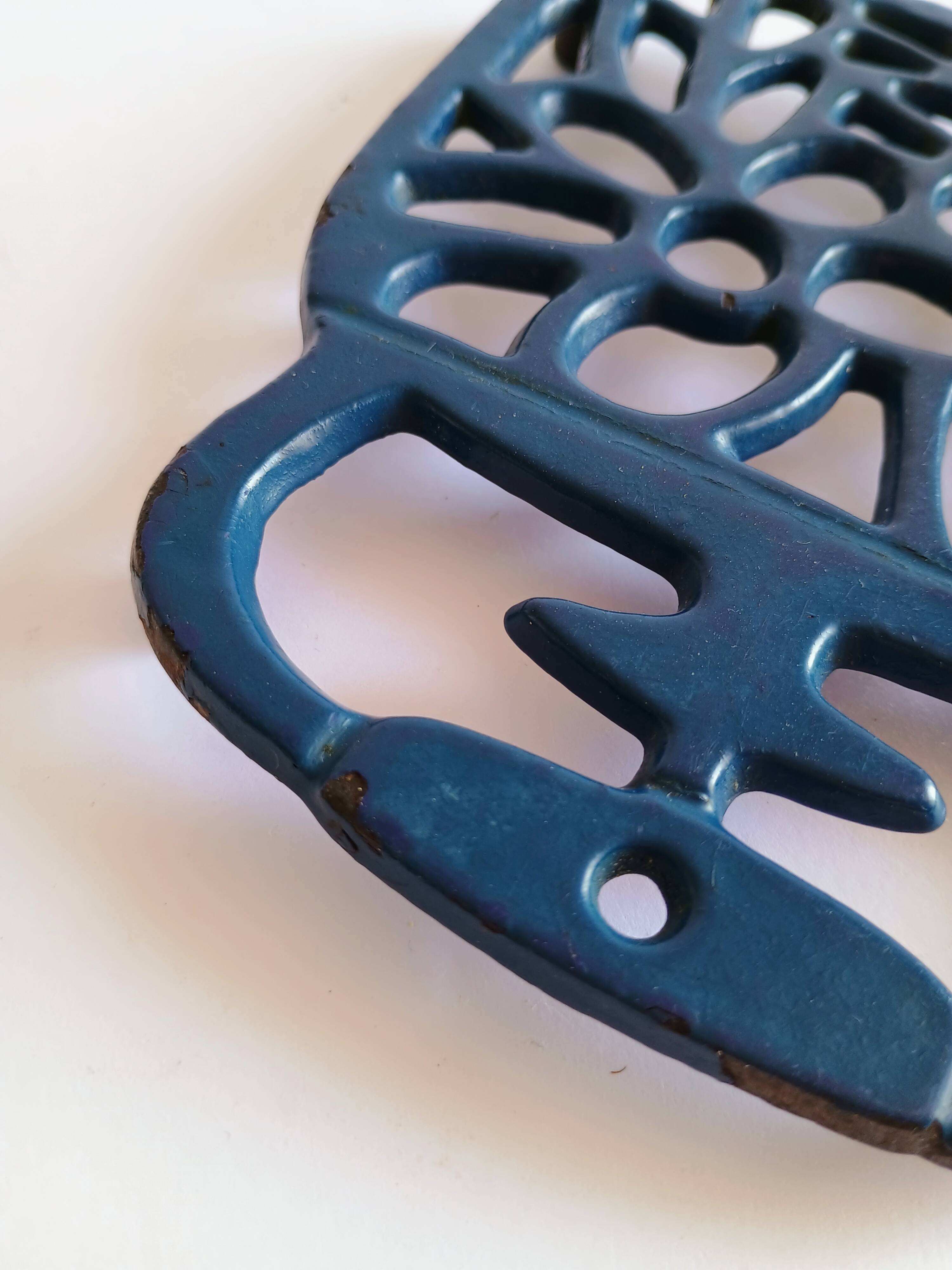 Kettle-shaped cast iron trivet
