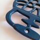 Kettle-shaped cast iron trivet