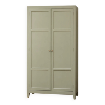 Armoire parisienne en bois Vert Argile – 2 portes moulurées – H188 cm