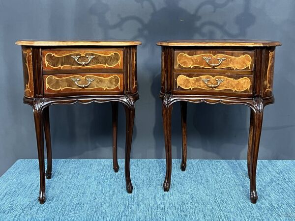 Paire de tables de chevet de style rococo avec marqueterie en bois précieux.