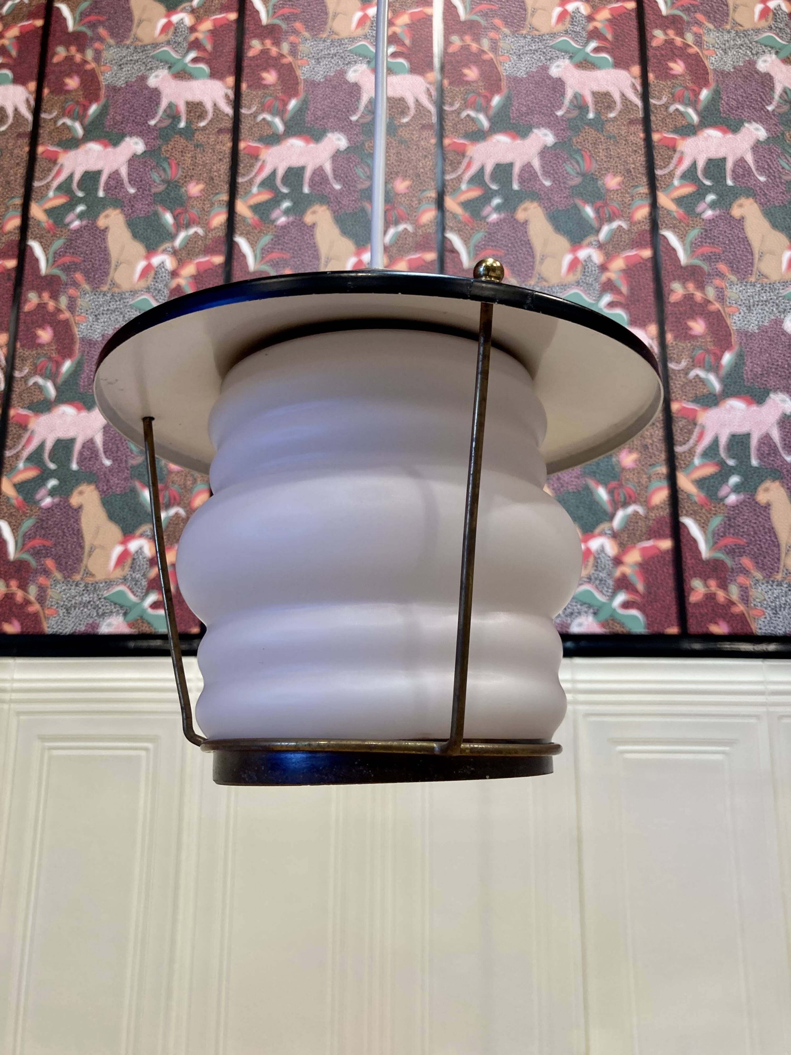 Suspension scandinave en opaline 1950