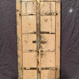 Ancienne fenêtre indienne en bois laqué beige