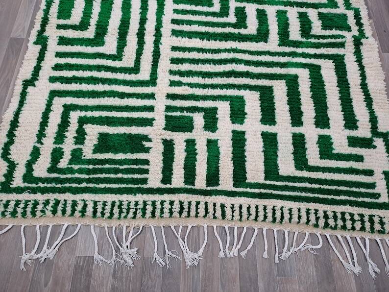 Handmade pure wool rug, traditional size 200 x 300 cm.