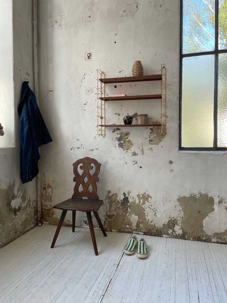 String-type wall shelf