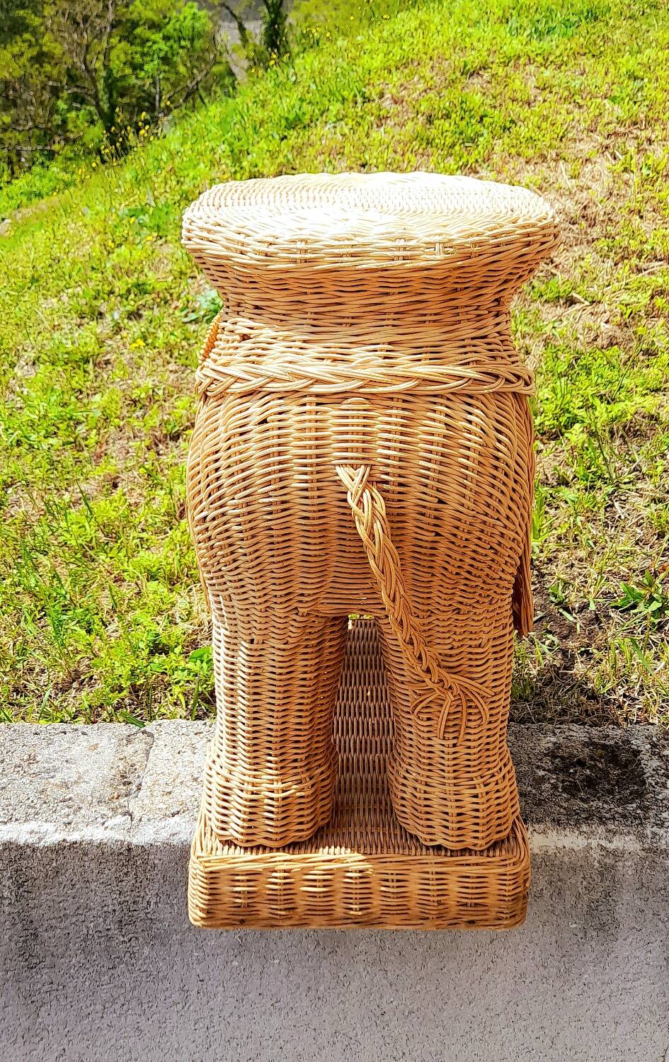 Éléphant en rotin années 70