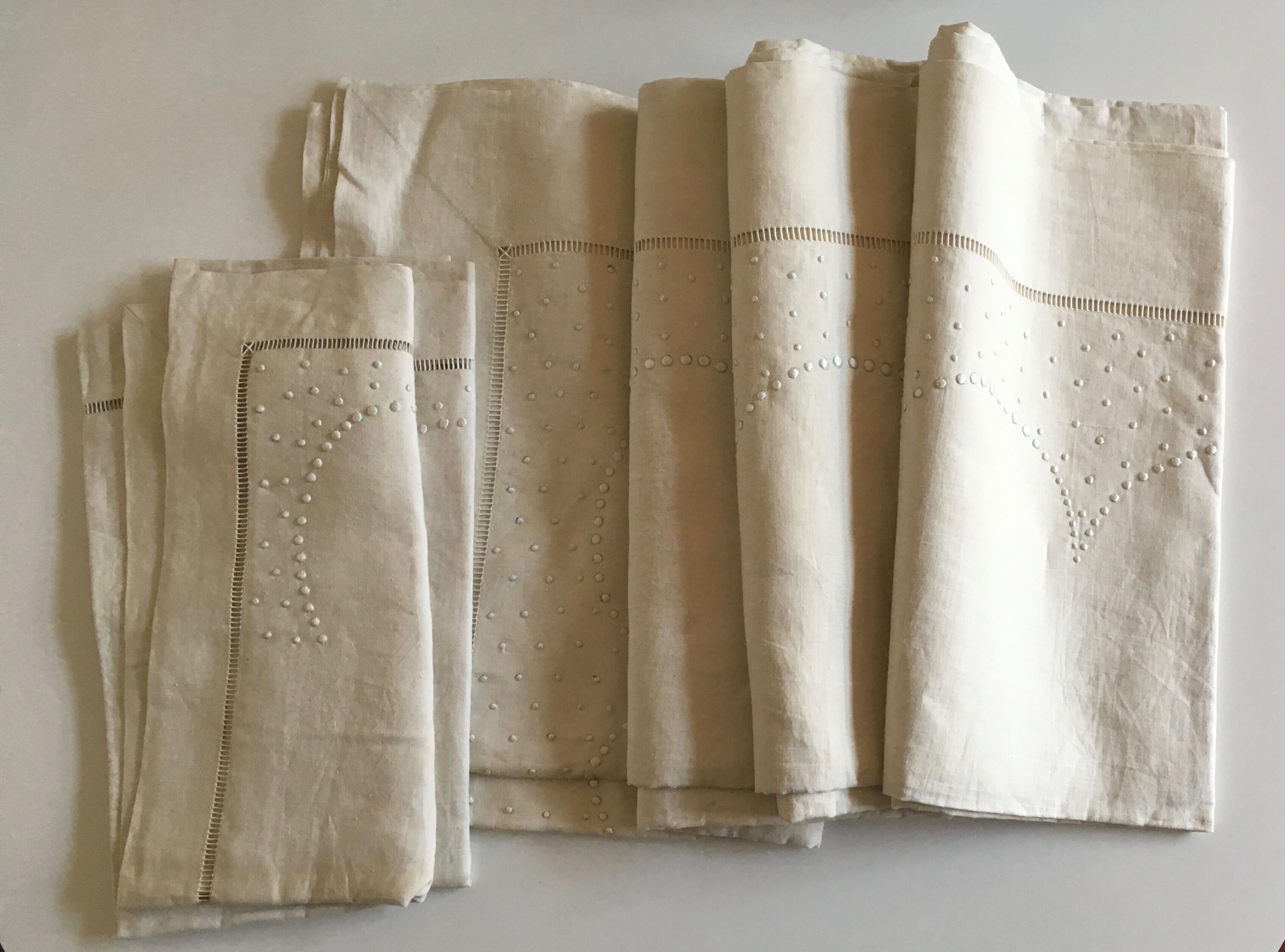 Drap et taies trousseau de réserve en fil de lin brodé de perles