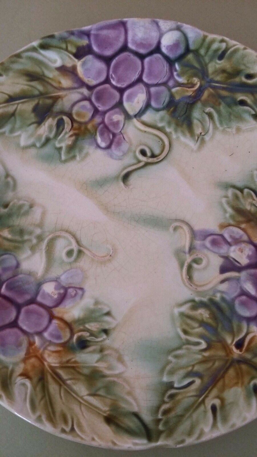 Onnaing grape bunches dabbling plate